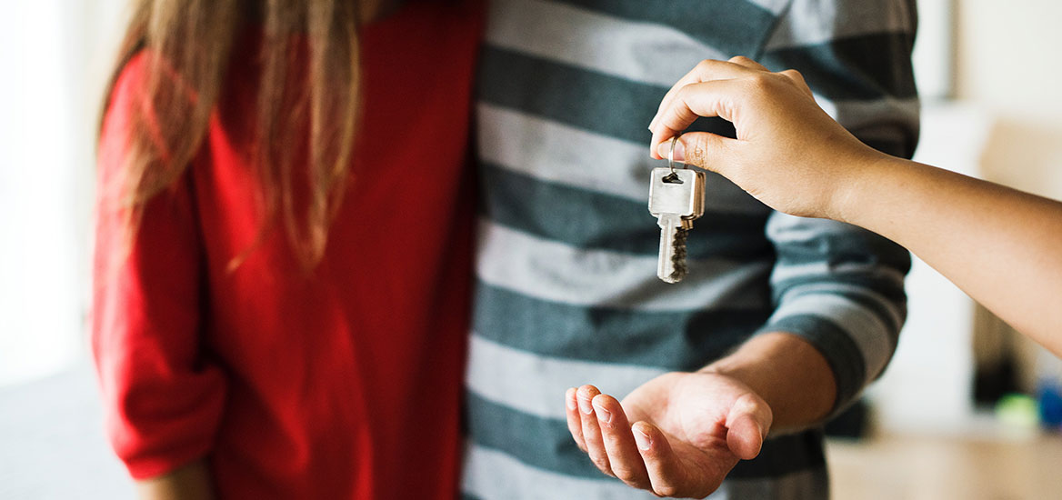couple-buying-a-new-home-and-receiving-the-keys-1168x550